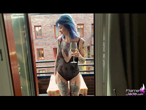 ❤️ 途方もない女の子がガブガブとしゃぶり、広い空の下で情熱的にファックする ❤️ セックスビデオ ❌️❤